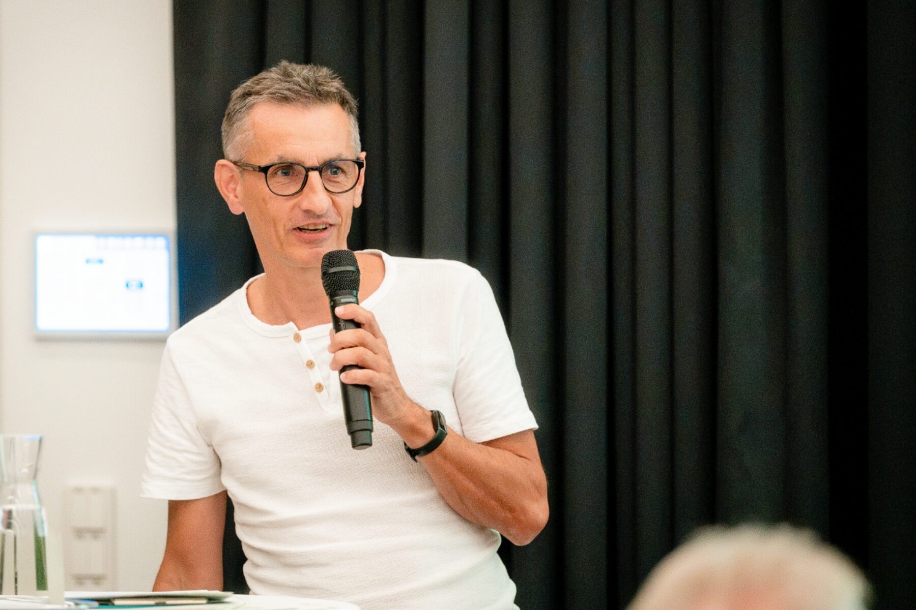 Thomas Huber spricht bei einer Veranstaltung ins Mikrofon